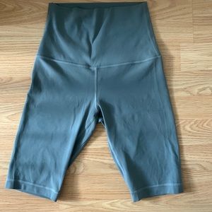 Align shorts *extra high waisted